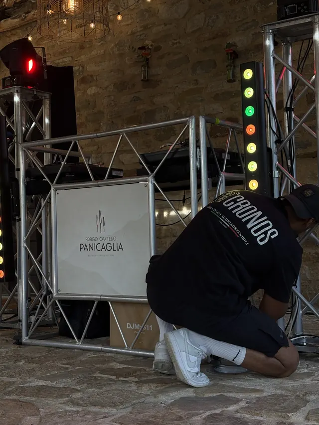 Montaggio della postazione DJ con barre LED e teste mobili