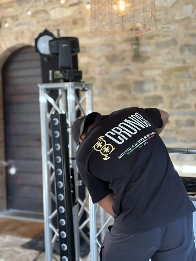 Un nostro tecnico al lavoro sul cablaggio